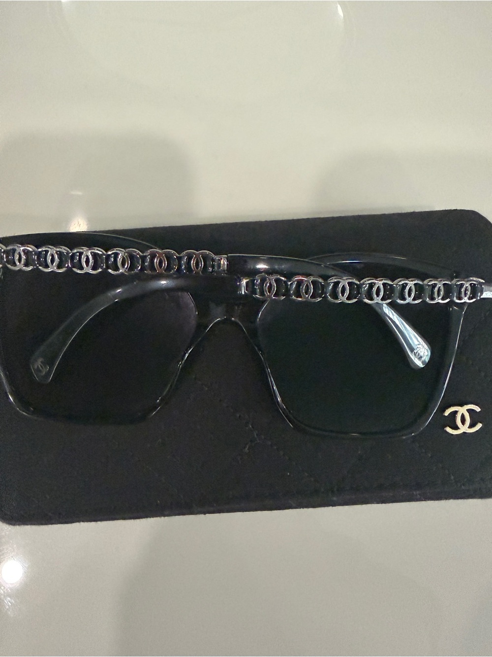 CHANEL Black Glossy Cat-Eye Sunglasses with Logo Accent - Picture 2 of 12